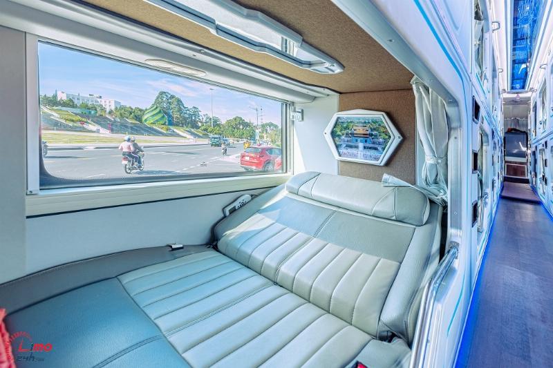 Hành khách đang xếp hành lý lên xe trung chuyển Phương Trang tại văn phòng Phạm Ngũ Lão